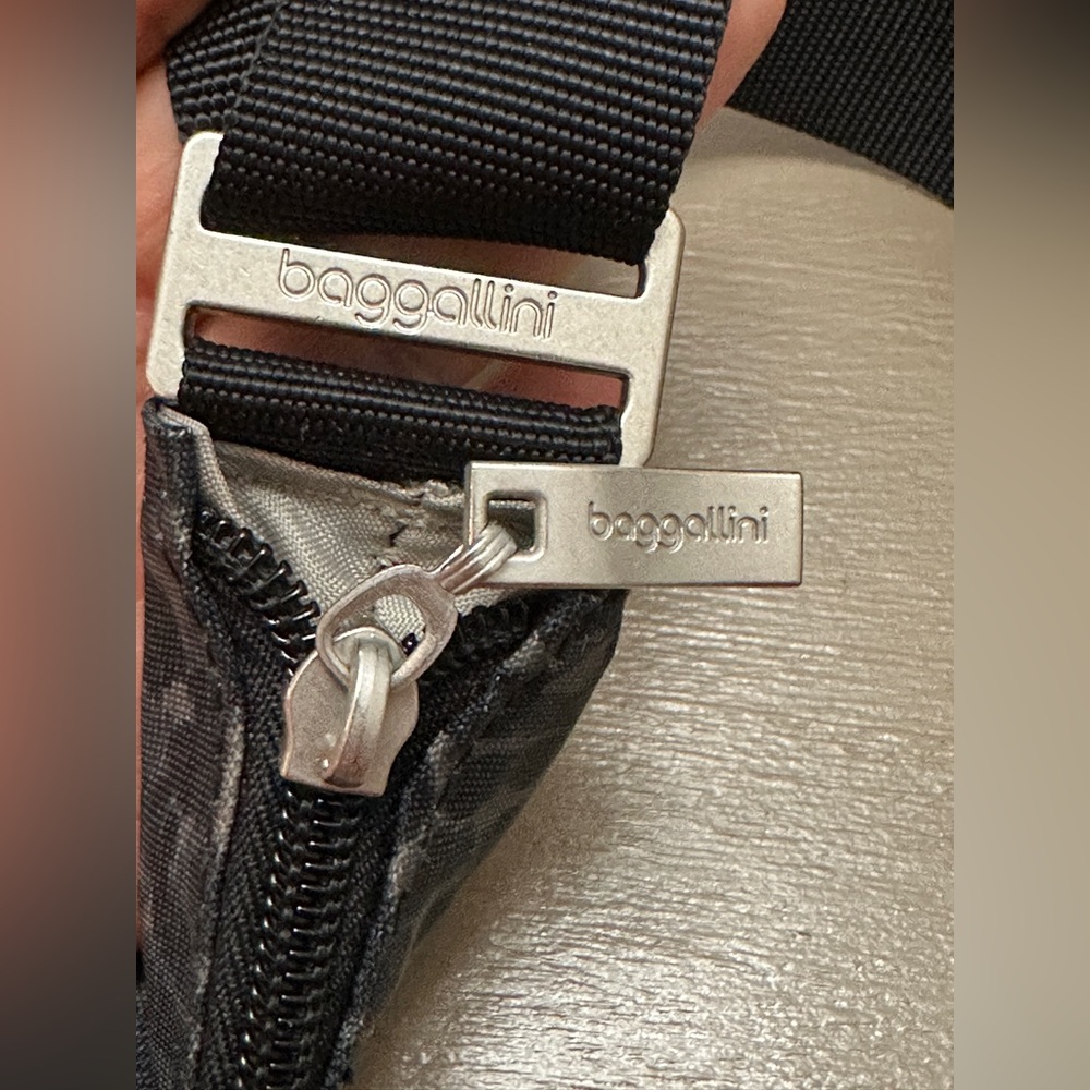 Baggallini Everywhere Bagg Crossbody Bag Grey Cheetah Leopard Print Travel Purse - Picture 2 of 14